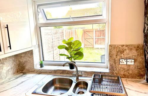 Cosy and spacious Home -Free parking, Free WiFi- sleeps 5 by FINNA Properties Ltd - Foto 12