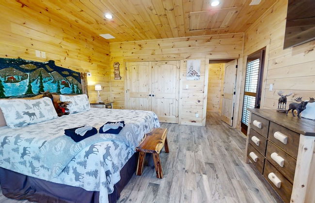 Lazy Bear Lodge 5 Bedroom Cabin by RedAwning - Photo 11