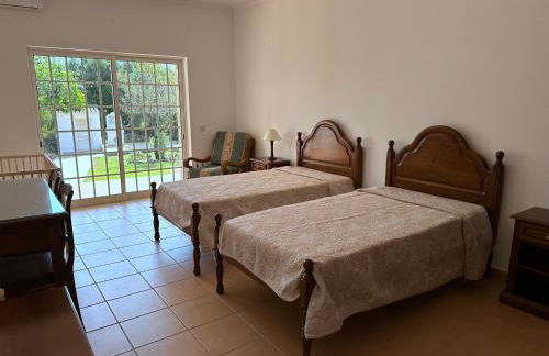 BnB Homes Luxurious Villa Stardust with Swimming pool & BBQ for Family Fun - Foto 20