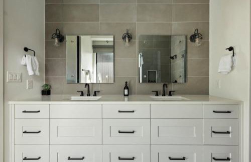 Luxe 3BR Lake Escape - BBQ Firepit & Pickleball - Foto 21