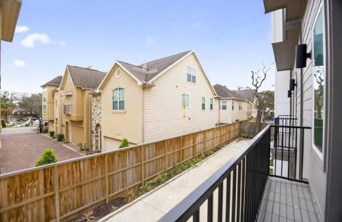 Modern EaDo Stay - 3BR Townhome w Private Deck - Foto 30