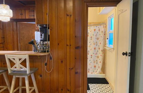 Cozy King Bed Cabin Fireplace - Photo 11