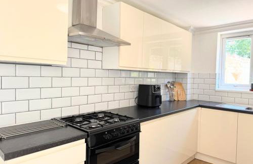 New Spacious 4 Bedrooms 5 Beds House Sleeps 8! - Foto 38