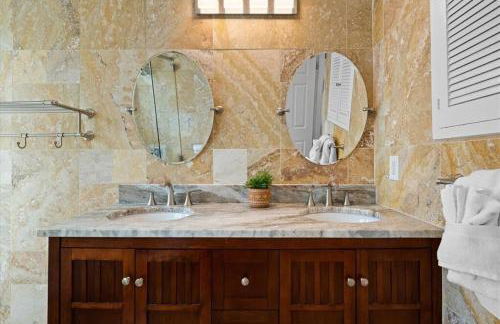 Private Village Home with Heated pool & spa with private front courtyard - Photo 33