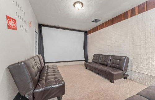 Lakefront Retreat with Deck, Movie Room and Yard - Foto 52