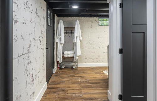 Modern 2BR Cabin w Hot Tub Near Wine Trail - Photo 29