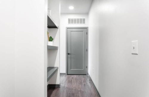 Bright & Cozy 2BR Retreat w Parking Broad Ripple - Foto 39