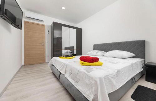 VILLA GEORGE z ogrevanim bazenom in vrtno kuhinjo - Foto 33