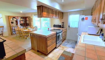 House & Private Pool, Fast Wifi, Great Location! - Foto 5, stove, dishwasher