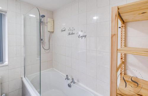 Group-Friendly 3BR Near Dudley + Parking - Foto 34