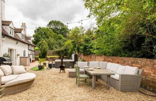 Stylish Tudor Cottage & Hot Tub - Photo 30