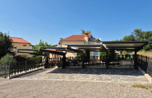 Sunny Garden Villa with Pool - Foto 44