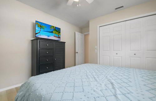 Serenity by the Sea! Cozy pool home with putting green & fire pit! - Foto 35