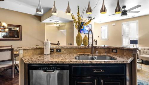 Luxury & Highly furnished upscale w Patio & Garage - Foto 5