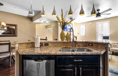 Luxury & Highly furnished upscale w Patio & Garage - Foto 5