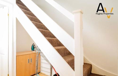 Northampton Pop Art House - Free Parking - Fast Wi Fi by AV Hughes Properties - Photo 9