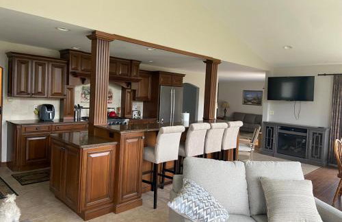 Large home with hot tub in serene wooded setting - Foto 74