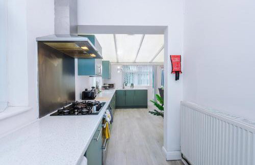 The Lyme Lounge - Contemporary & Stylish 3BR Home - Sleeps 7 with Parking & Wi-Fi - Perfect For Business or Work Stays - By Parydise Properties - Foto 23