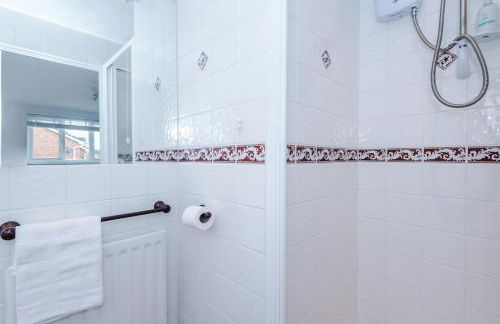 4BR Home for 8, Full Kitchen, Parking, WiFi in Northwich - Photo 40