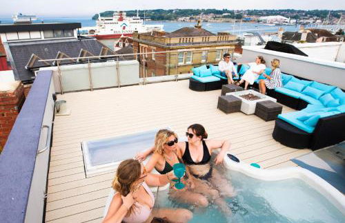 Seafarer's View - 6 bedroom townhouse in Cowes, parking & seaviews. - Photo 1