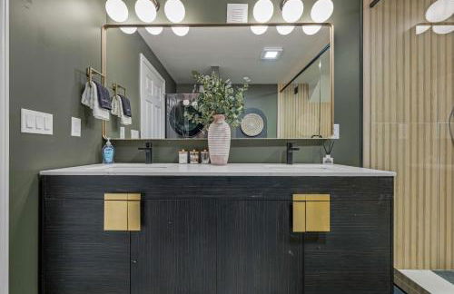 Newly Renovated Luxe Home near Asheville | Pool, Hot Tub, Theater & Games! - Foto 57