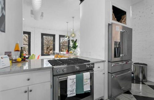 3 Bedroom Penthouse Downtown Close to Everything - Photo 12