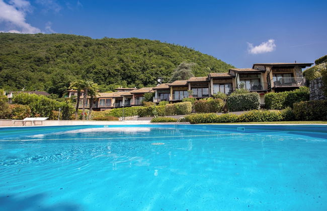 Red Villa With Shared Pool and Private Garden is the new Black on Lake Garda - Photo 14