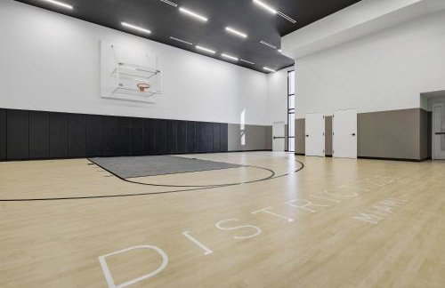 Upscale Downtown Condo Pool Gym & Skyline Views - Foto 77