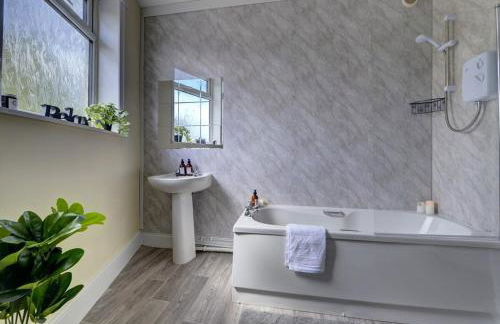 5 bedrooms, sleeps up to 16, secure parking space & comfort - Foto 3