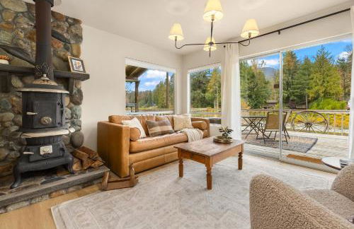 Riverfront Retreat Hot Tub Sauna Yard Gazebo and VIEWS - Foto 31