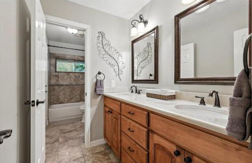 Lewisville Luxe Pool Getaway - Patio BBQ TV Room - Foto 33