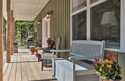16 Mi to Ski Slopes! Creekside Poconos Cottage - Foto 2