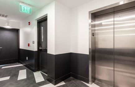 Dual Bachelor Pads w/ Rooftop Lounge & Games Sleeps 26 5 Min to Broadway - Foto 97