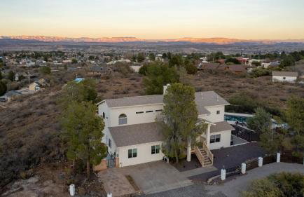 Heated Pool and Jacuzzi, Scenic Mountain View, Lux and Cozy, - Foto 22
