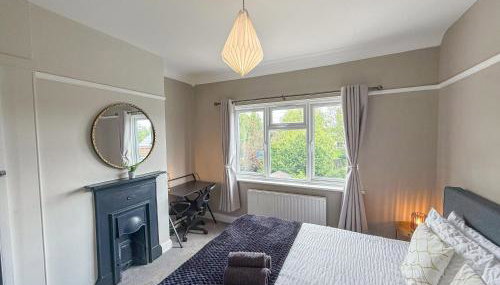 Spacious 3BDR House in New Malden with FREE Parking and Garden near Kingston upon Thames, Wimbledon & Raynes Park by NourNest Apartments - Foto 5, wardrobe, heating