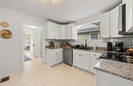 Modern Moroccan Villa w/ Firepit, BBQ + Game Room! - Foto 16