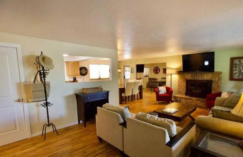 Centrally Located Redmond Retreat with Pool Table - Foto 6