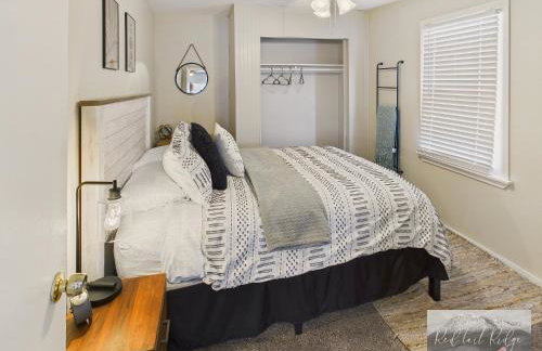 Main St New with AC Monthly stays Charming Cottage KING BED - Foto 16