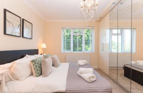 Pass the Keys Stunning Spacious Chessington Gem with Parking - Photo 29