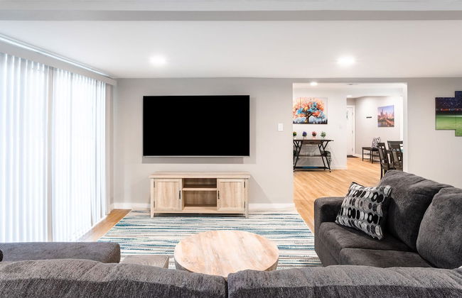 Upstay - Bungalow w Games Golf Fire and Patio - Photo 8