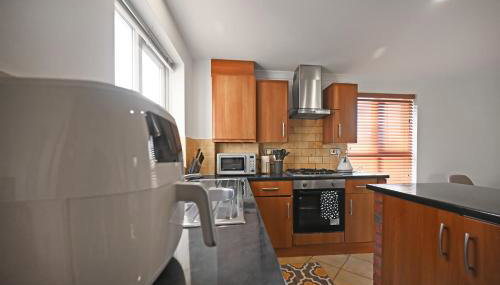 4Bed House MK - Photo 4