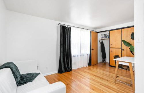 5BR 2BA Fun Family Home Sleeps 12 Pinball TVs 15m DT - Foto 13