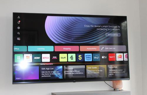 Superb Comfy 2 Bed House, Responsive & Caring Hosts Free WiFi & Parking, Close to MK Centre, Train Station, Santander, Network Rail by Webbhill Stays - Foto 30