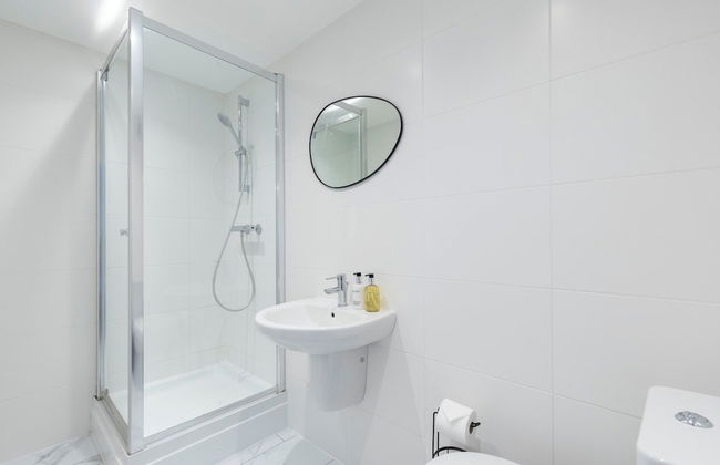 Elliot Oliver - Comfortable Five Bedroom Town Centre House With Garden & Garage - Foto 25