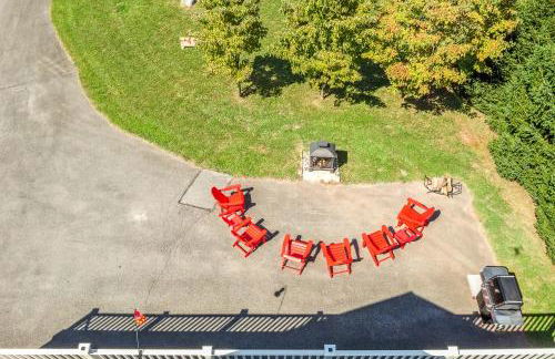 Trailblazer Lodge - Upscale, hot tub, trail, game room, wifi, fire pit, bar, pool table, king bed, view, pet friendly - Photo 43