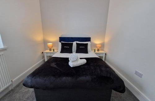 5 Bedroom semi detached home with off road parking - Photo 8