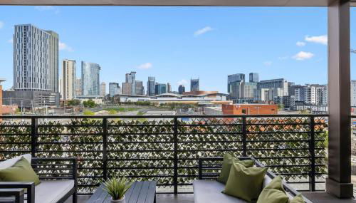 Skyline Nights in Downtown Nashville Walk to Broadway with Pool and Gym - Foto 3