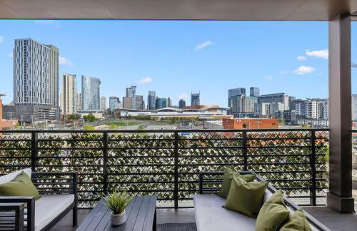 Skyline Nights in Downtown Nashville Walk to Broadway with Pool and Gym - Foto 3