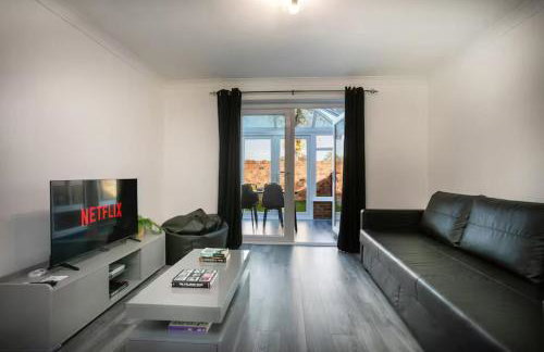 Stylish 2-Bed Home in Nottingham WiFi - Pass the Keys - Photo 1