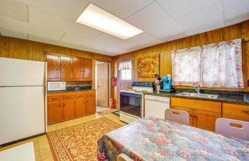 Waterfront Alanson Cottage with Dock and Lake Access! - Foto 8